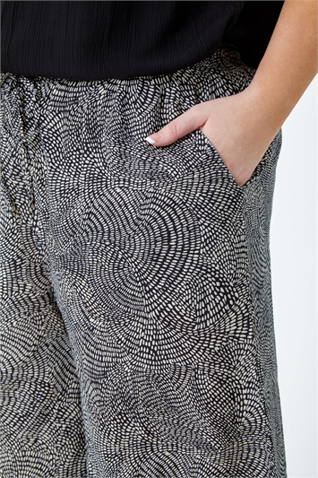 Curve Spot Print Crinkle Shorts 18056808