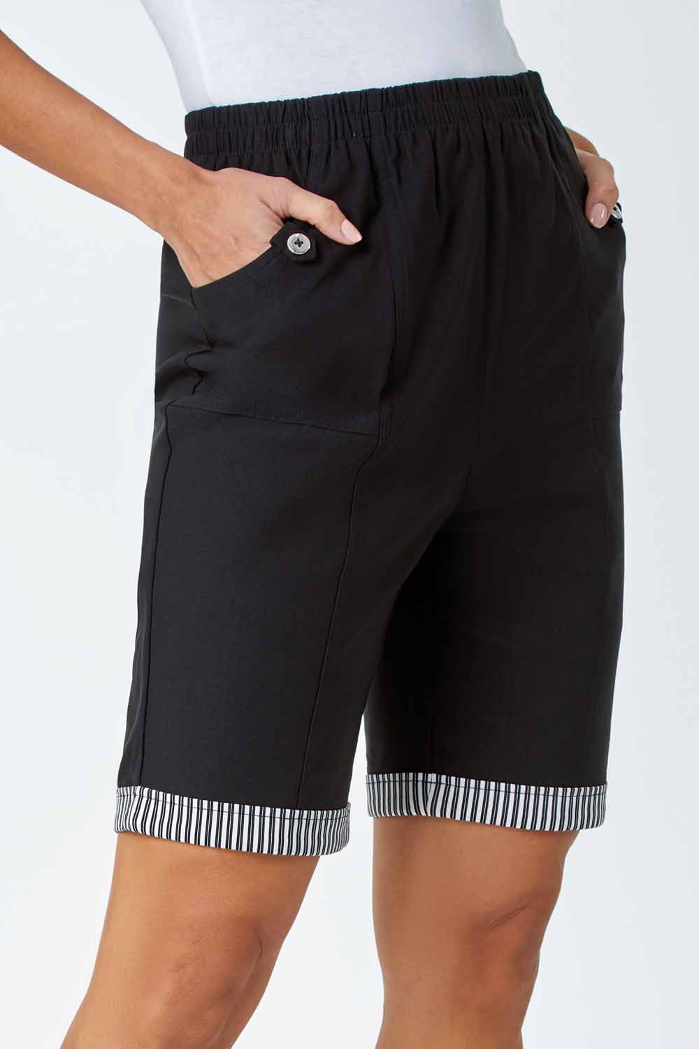 Contrast Detail Stretch Shorts