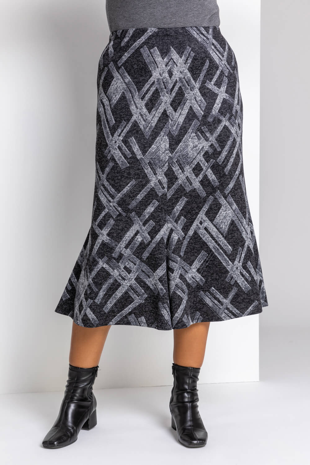Curve Abstract Cross Print Fluted Skirt