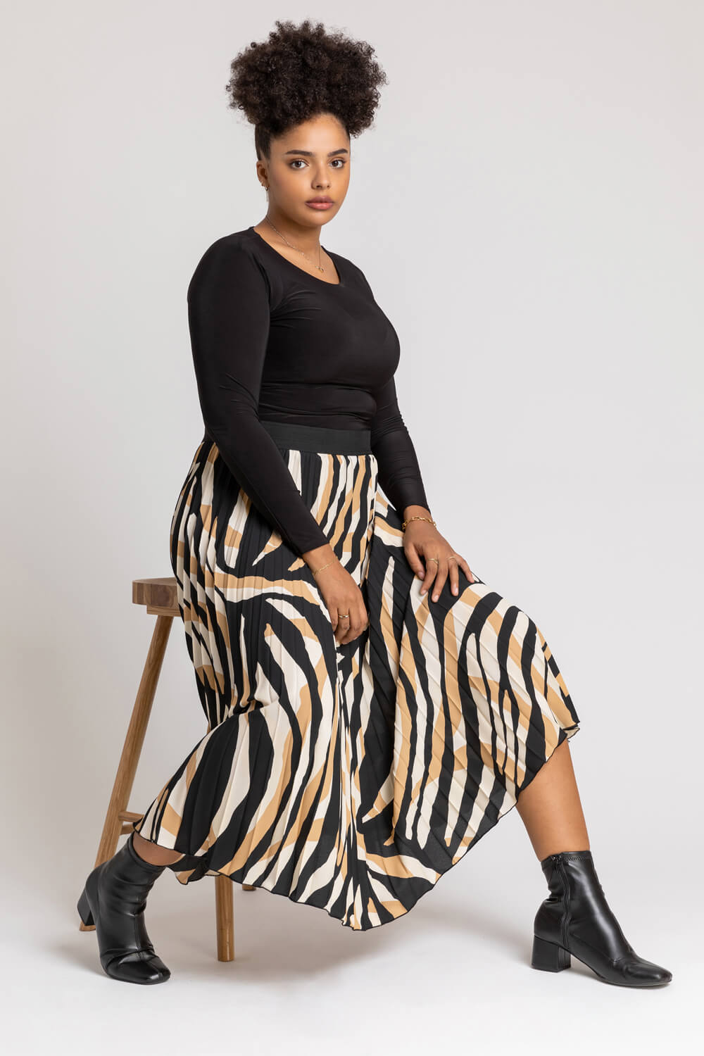 Camel  Curve Abstract Print Pleated Midi Skirt, Image 5 of 5