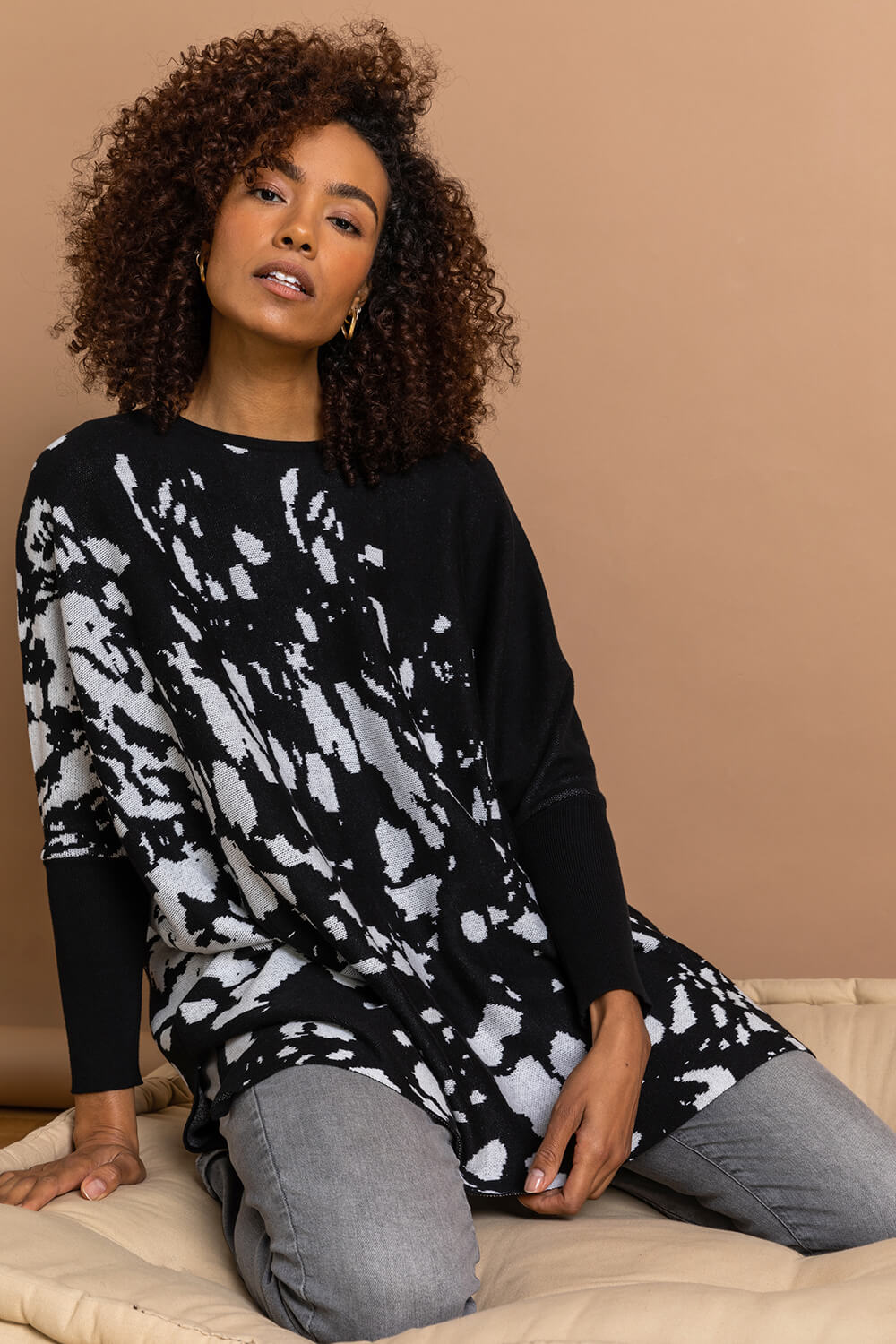 Black Relaxed Abstract Print Jumper, Image 4 of 4