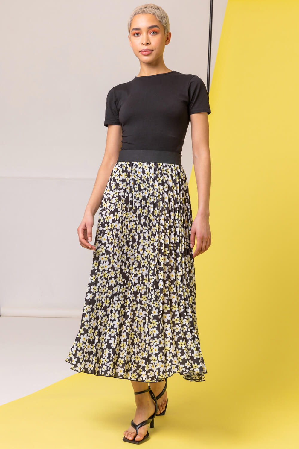 Daisy Floral Print Pleated Skirt in Black - Roman Originals UK
