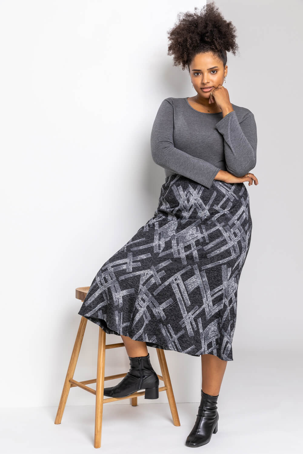 Dark Grey Curve Abstract Cross Print Fluted Skirt, Image 4 of 4