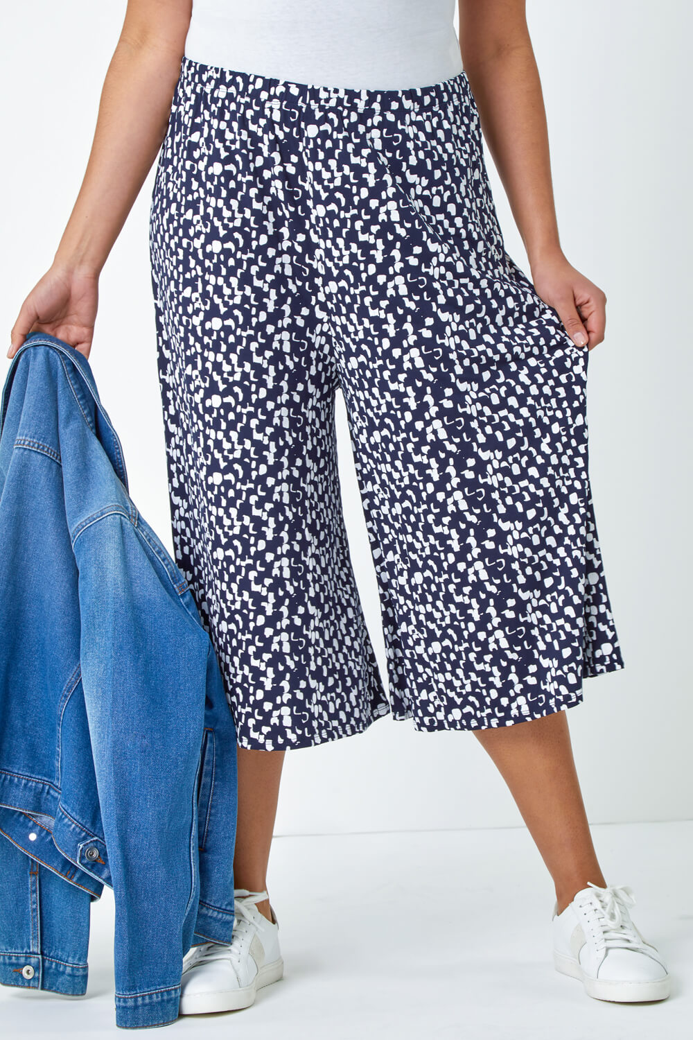 Navy  Curve Printed Stretch Crop Culottes , Image 4 of 5
